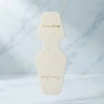 تاغ ورقي أبيض فاخر بعنونة ذهبية للتغليف وعرض السلاسل والمجوهرات (Fashion Jewelry)