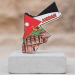 مغناطيس ثلاجة تذكاري على شكل خريطة الأردن بتصميم علم المملكة والخزنة الورديّة بالبتراء